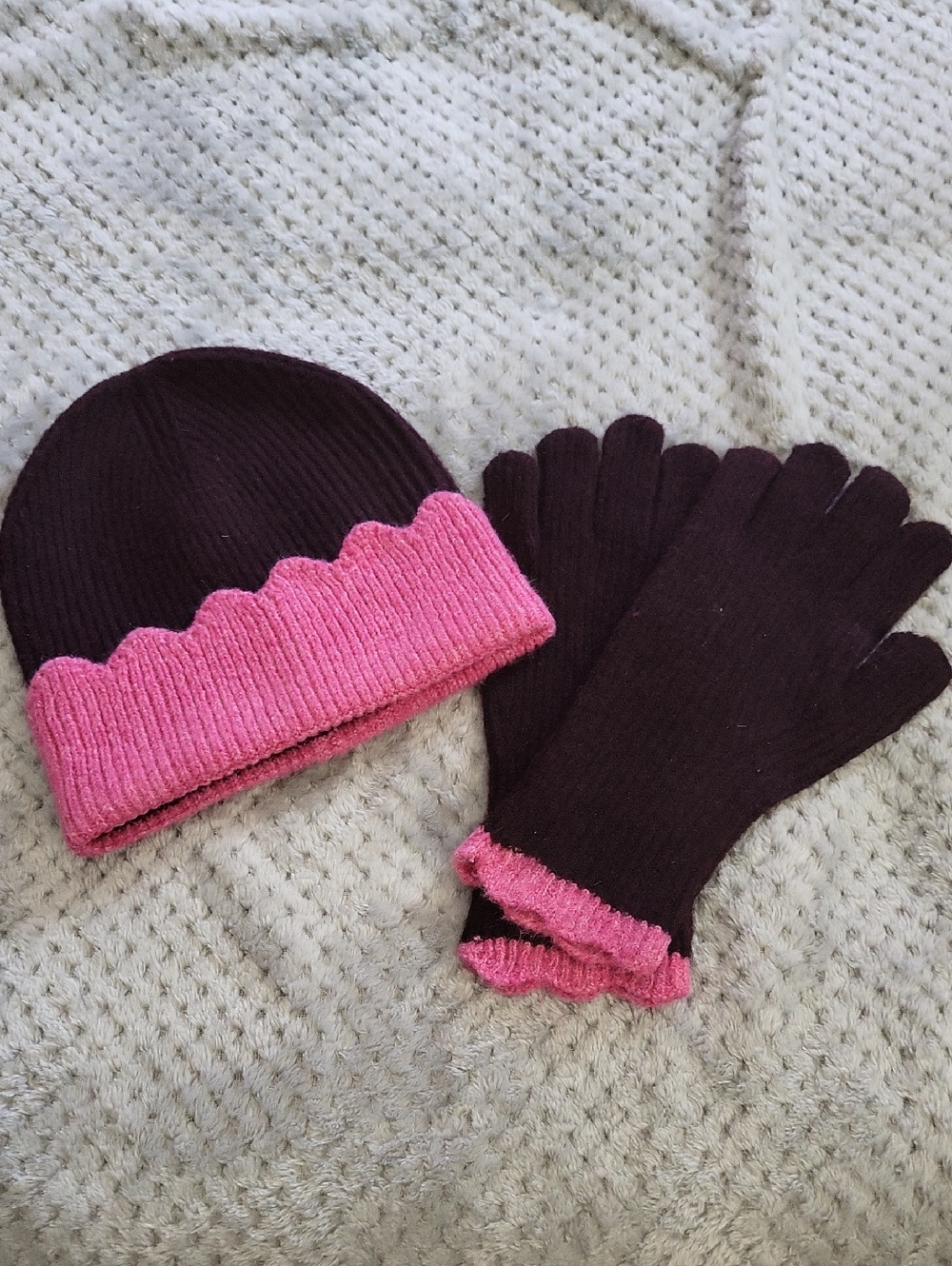 Nwot Treasue & Bond Pink and Dark Maroon Scallop Beanie & Gloves Set